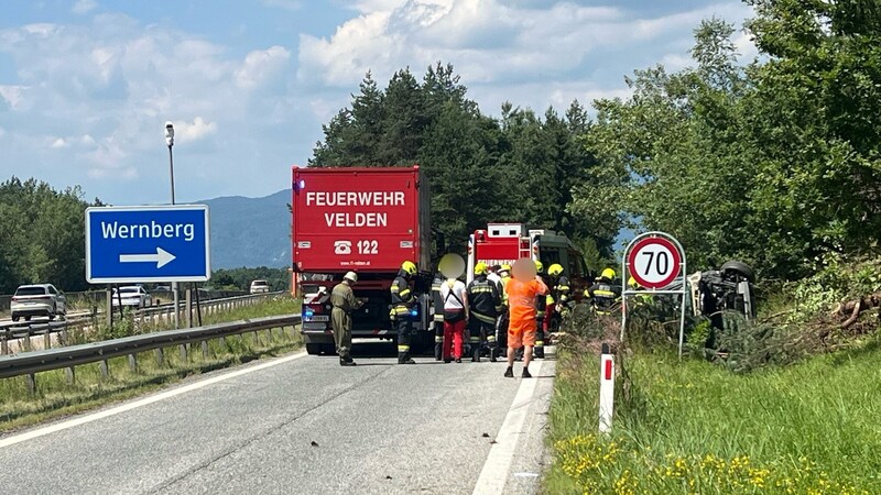 The emergency services at the scene of the accident (Bild: FF Wernberg)