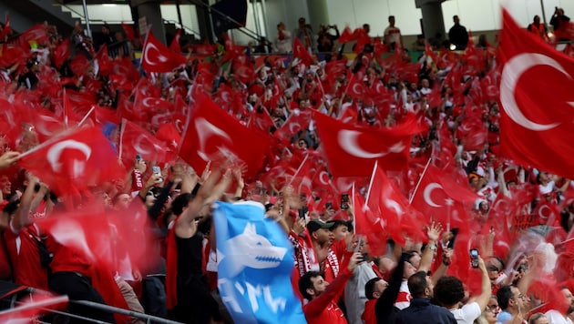 The match between Turkey and the Netherlands certainly harbors potential for conflict. (Bild: AFP/APA/Ronny HARTMANN)