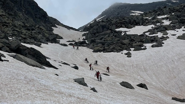 While the eleven students, two teachers and five accompanying adults had to be rescued by helicopter on Thursday, their bikes were brought down from the mountain by mountain rescuers on Saturday. (Bild: ZOOM Tirol)