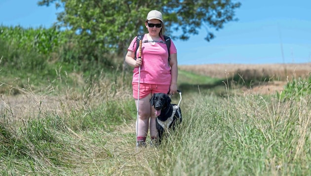 Laura Spies and "Zuri" train for the Way of St. James in their neighborhood in Hartberg. (Bild: Juergen Fuchs)