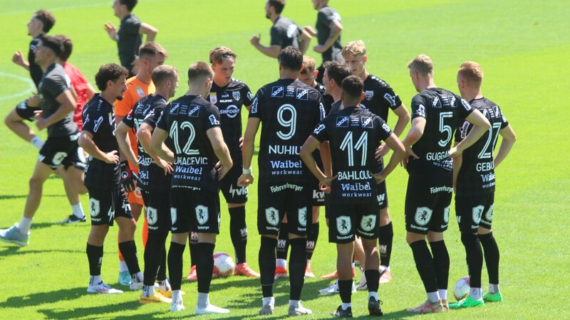 Joachim Standfest im Kreise seiner Altacher Mannschaft. (Bild: Peter Weihs/Kronenzeitung)