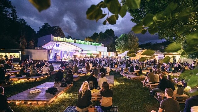 Indoors and outdoors: the festival around the Alte Hallenbad attracts thousands of people every year. (Bild: Poolbar)