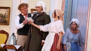 Die Schauspieler rund um Christian Spatzek (li.) bescheren den Gästen einen lustigen ...