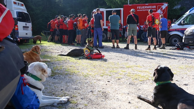 Szombaton mintegy 100 mentőegység találkozott, hogy ismét elinduljon a Großer Priel körüli keresési műveletre. (Bild: Lauber/laumat.at Matthias)