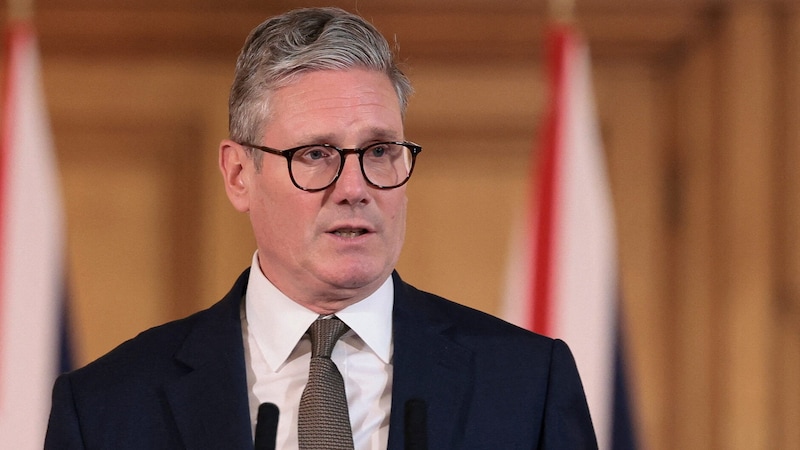 The protests are a first test for the new Prime Minister Keir Starmer. (Bild: AFP)