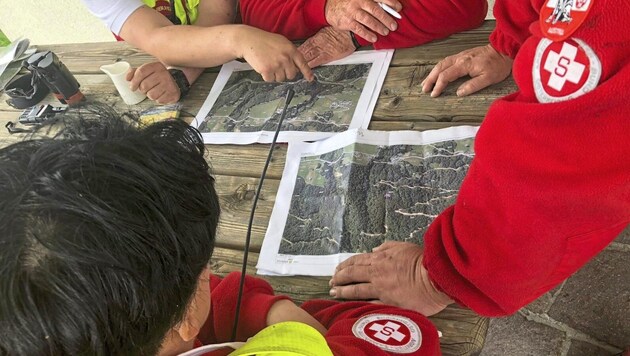 Equipped with maps and four-legged friends, the dog handlers have already helped in many search operations - usually with success! (Bild: Rettungshundestaffel Samariterbund)