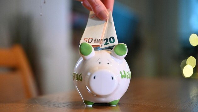 Instead of going into the piggy bank, the bills are currently going into back payments for many. (Bild: Wenzel Markus)