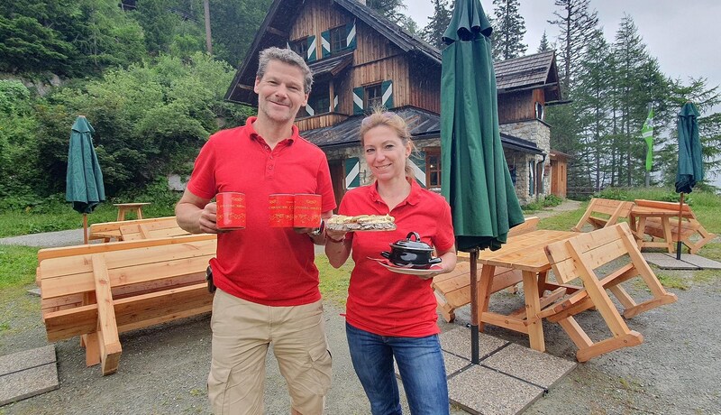 Hüten jetzt die hoch gelegene Alpenvereinshütte am geheimnisvoll tiefen Rotgüldensee im – die „Punschkuchl“-Tullner Anna und Thomas (Bild: Holitzky Roland)