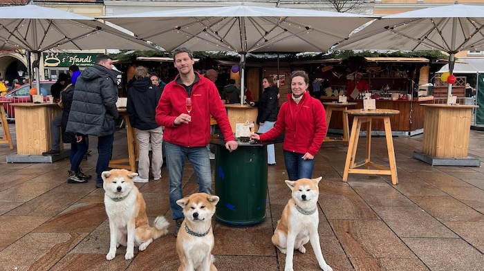 Hüttenwirte da wie dort: Wenn sie mit ihren Akitas nicht am Almsee residieren, „bespielt“ das ...