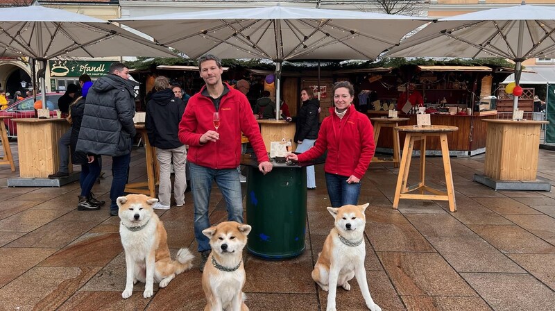 Hut keepers here and there: When they are not residing at the Almsee with their Akitas, the hut couple "play" the Punschkuchl at the Tulln Advent. (Bild: zVg)