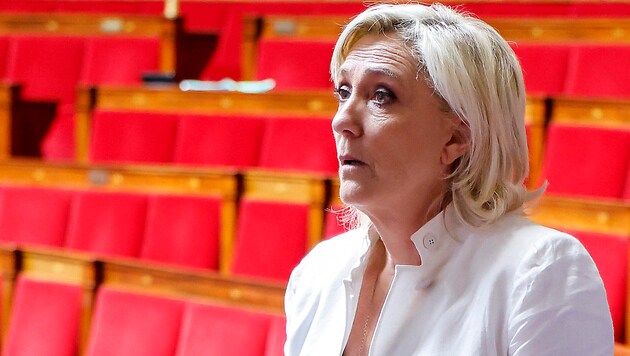 Marine Le Pen pártja tagja lehet a következő francia kormánynak. (Bild: APA/AFP/Ludovic MARIN)