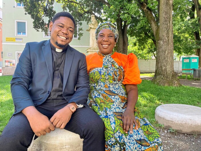 Father Christian aus Nigeria reist mit seiner Mutter nach Triest.