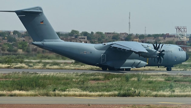 Alman Hava Kuvvetlerine ait bir nakliye uçağı Nijer'de (Bild: APA/AFP)