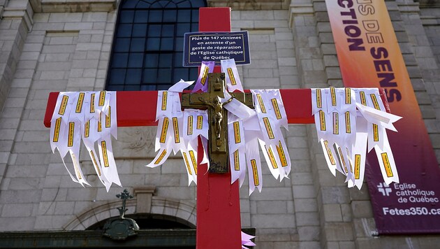 Kundgebung für die Missbrauchsopfer vor einer Kirche in Québec (Bild: APA/AFP/Mathiew LEISER)