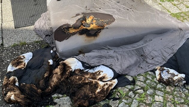 This mattress had started to burn. 30 men from two fire brigades were deployed. (Bild: feuerwehr-villach.at )