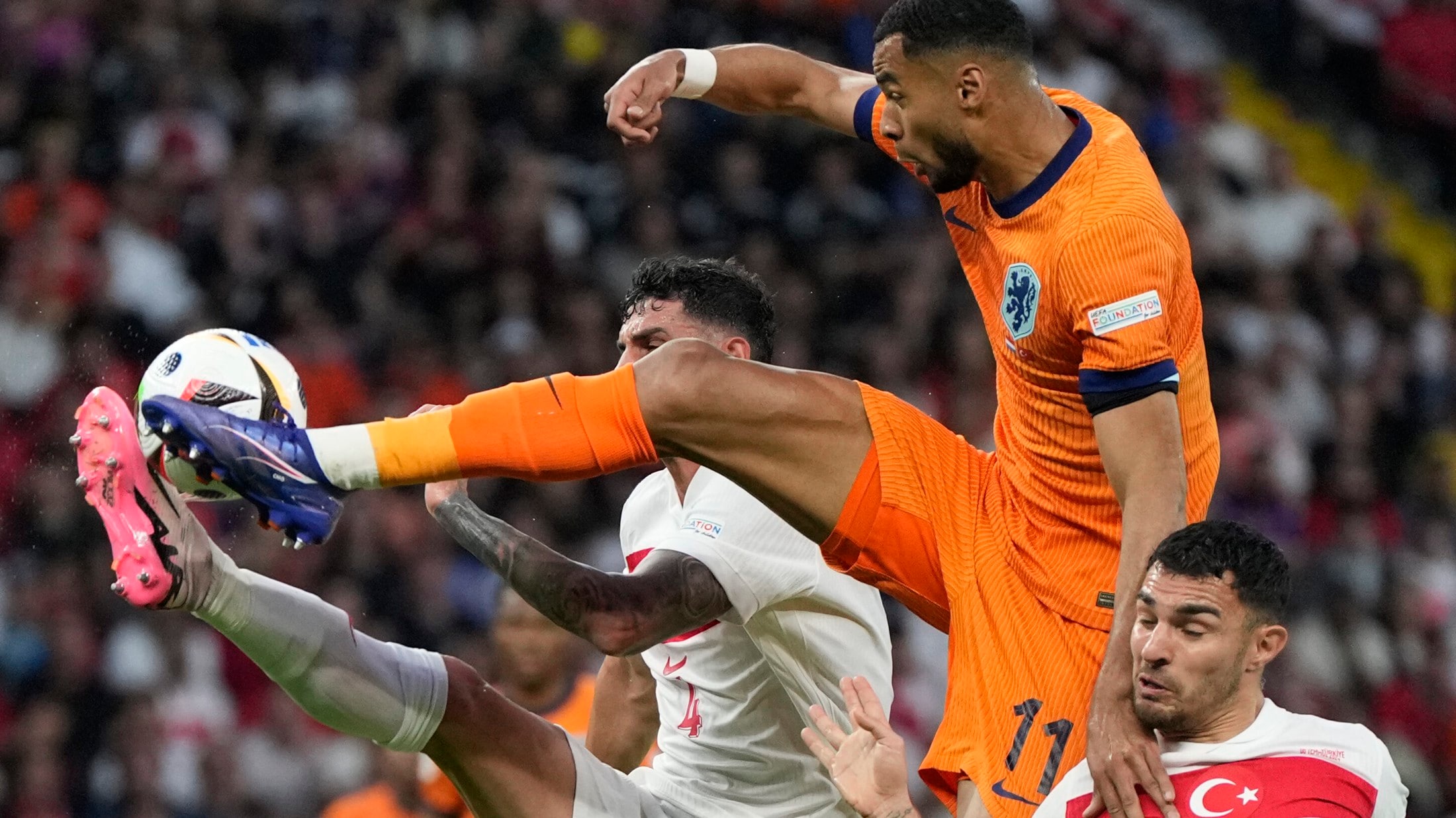 Einzug ins Halbfinale - 2:1! Niederlande bezwingen Türkei nach ...