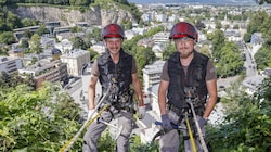 Matthias Ramsauer und Philip Lindenthaler (von links) bei ihrer außergewöhnlichen Arbeit (Bild: Tschepp Markus)