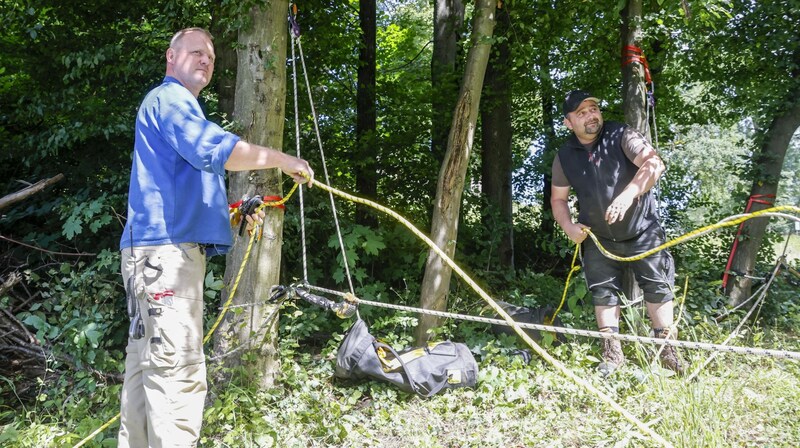 Die Seilhalter reagieren auf die Funksprüche von „Jager“ und „Hauser“. So hießen der Legende nach ab 1669 die ersten Bergputzer, so rufen sie einander noch heute (Bild: Tschepp Markus)