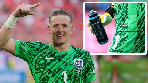 Jordan Pickford mit dem Trinkflaschen-Trick (Bild: X, 2024 The Associated Press. All rights reserved)