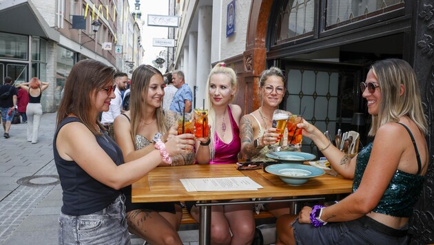 The group of friends used the waiting time for a detour into the old town (Bild: Tschepp Markus)