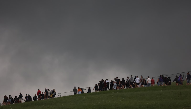 Kara bulutlara rağmen, kalabalık Cumartesi günü bir kez daha Salzburgring'e akın etti. (Bild: Tröster Andreas)