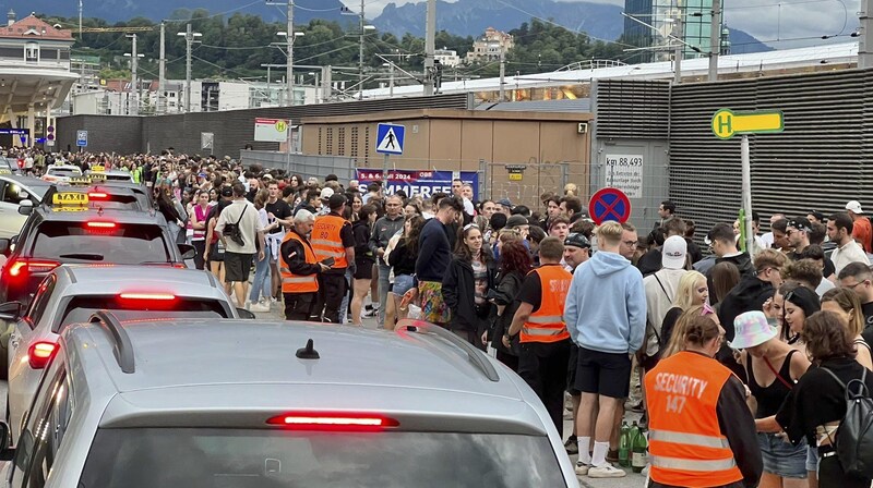 İnsanlar Salzburg'un ana tren istasyonundaki servis otobüsü durağında kuyruk oluşturdu. (Bild: Tschepp Markus)