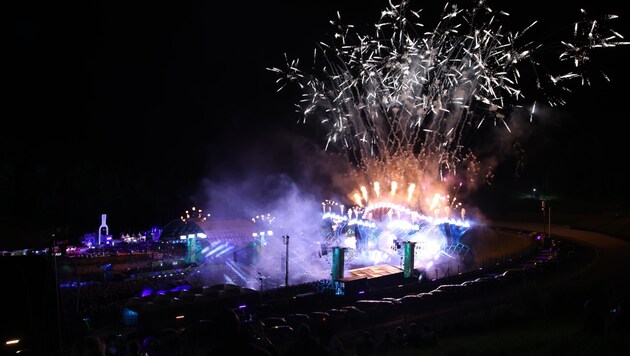 Mit einem bombastischen Feuerwerk wurden die finalen Stunden der elften Ausgabe des Electric Love Festival eingeläutet. (Bild: Tröster Andreas)