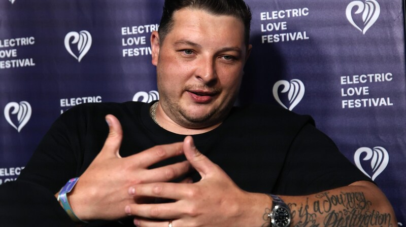 Stars like Britain's John Newman chatted from the sewing box. (Bild: Tröster Andreas)