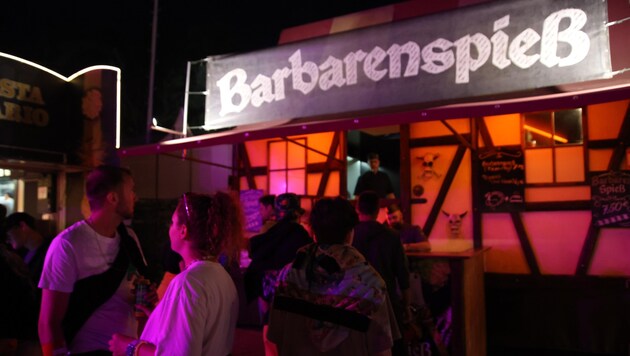 If you wanted a "barbarian skewer", you had to put up with some standing time at the stall. The food offering with the unconventional name was very popular with the festival guests. (Bild: Tröster Andreas)