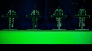 Die „Mensch-Maschine“ Kraftwerk lieferte vor dem Schloss Schönbrunn die womöglich beste Österreich-Show ihrer Karriere ab. (Bild: Andreas Graf)