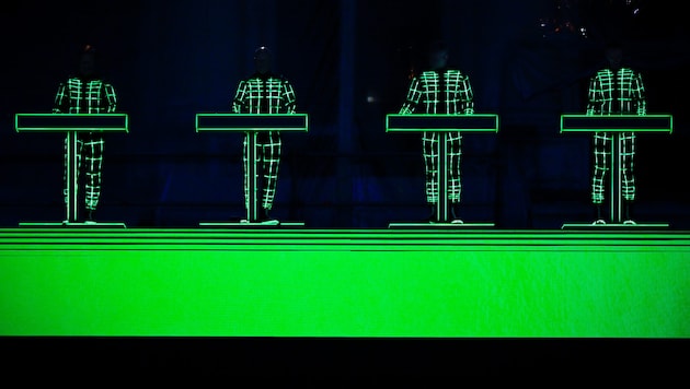 The "man-machine" Kraftwerk delivered possibly the best Austrian show of their career in front of Schönbrunn Palace. (Bild: Andreas Graf)