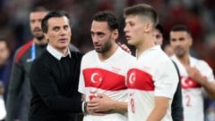 Trainer Vincenzo Montella (links) möchte sich weniger auf den Wolfsgruß konzentrieren, dafür umso mehr auf die Leistung seines Teams.   (Bild: AP ( via APA) Austria Presse Agentur/ASSOCIATED PRESS)