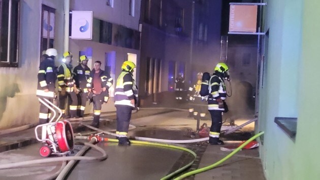 Emergency services from three fire departments arrived at the fire in Feldkirchen. (Bild: Feuerwehr)