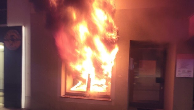 Flames were shooting out of the window of the advice center. (Bild: Feuerwehr)