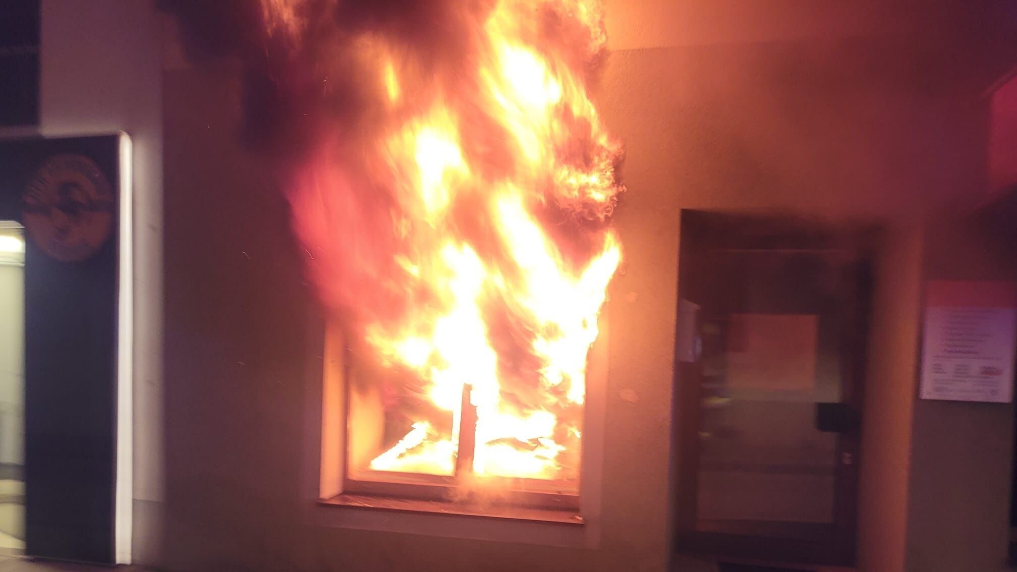 Flammen schlugen aus dem Fenster der Beratungsstelle.