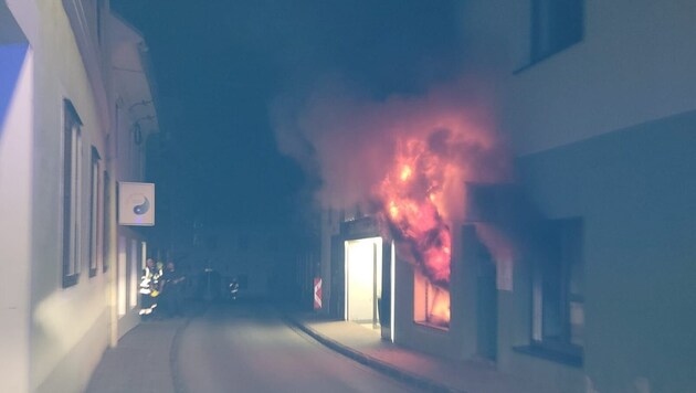 Flammen schlugen mitten in der dicht verbauten Stadt aus dem Fenster eines Vereinslokales. Nun wird ein Brandstifter gesucht. (Bild: Feuerwehr)