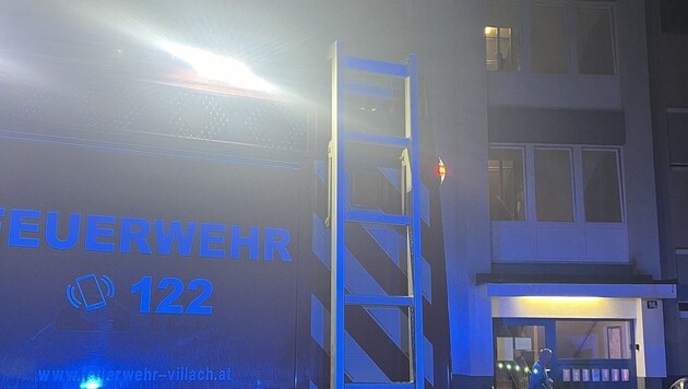 The Villach main fire station and the Perau fire brigade had to respond to an apartment building: food had caught fire on the stove. (Bild: Feuerwehr Villach Hauptfeuerwache Villach)