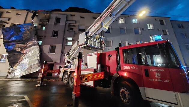 In Linz-Urfahr, the roof of a residential building was covered. (Bild: Berufsfeuerwehr Linz)