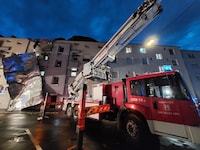 In Linz-Urfahr wurde das Dach eines Wohnhauses abgedeckt. (Bild: Berufsfeuerwehr Linz)