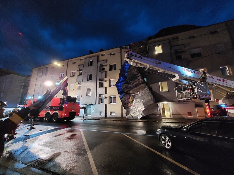 Das Dach eines Wohnhauses in Linz-Urfahr wurde vom Sturm abgedeckt. (Bild: Berufsfeuerwehr Linz)