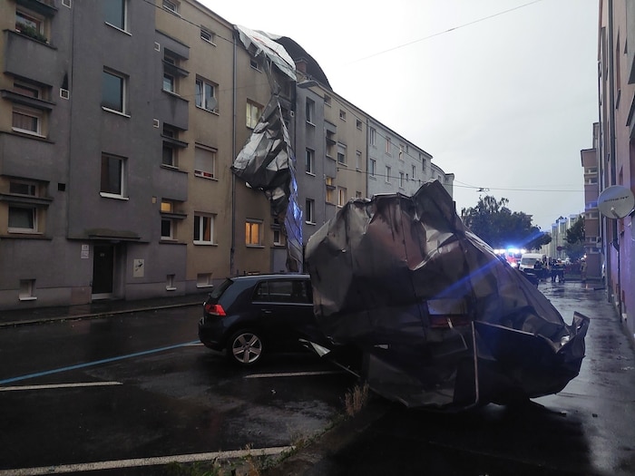 A tető egy része az úttestre repült.