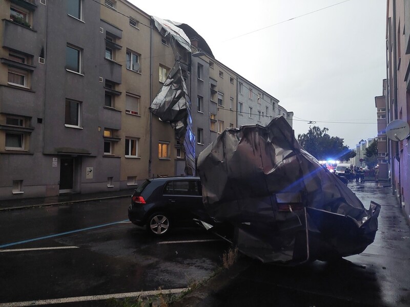 Dachteile wurden auf die Straße geschleudert. (Bild: Berufsfeuerwehr Linz)