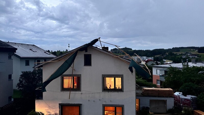 Auch in Altenberg wurde ein Dach stark beschädigt. (Bild: FF Altenberg)