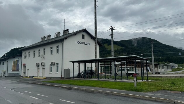 Im Bereich des Bahnhofs Hochfilzen trieben die Vandalen ihr Unwesen. (Bild: ZOOM Tirol/Krone KREATIV)