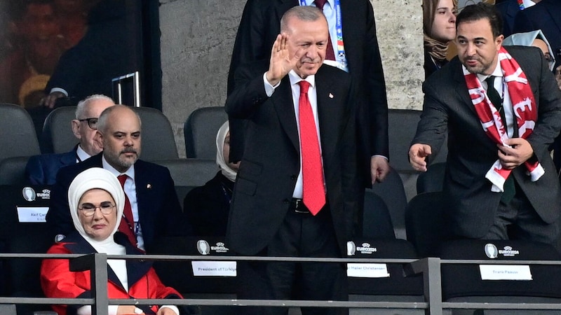 Recep Tayyip Erdogan (Mitte) (Bild: AFP/APA/JOHN MACDOUGALL)