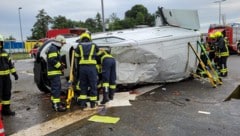 Der Kastenwagen überschlug sich, kam seitlich auf der Fahrerseite liegend zum Stillstand. (Bild: FF St. Georgen im Attergau, Krone KREATIV)