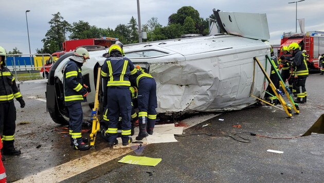 The van overturned and came to a standstill lying on its side on the driver's side. (Bild: FF St. Georgen im Attergau, Krone KREATIV)