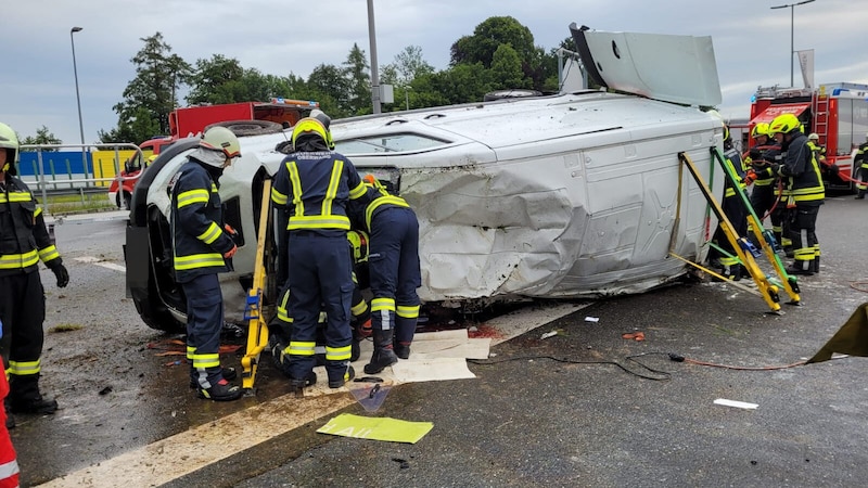 Minibüs devrildi ve sürücü tarafında yan yatarak durdu. (Bild: FF St. Georgen im Attergau, Krone KREATIV)