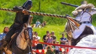 In schützender Rüstung, mit Lanzen und Schwertern bewaffnet, auf edlen Pferden: Acht Ritter ...