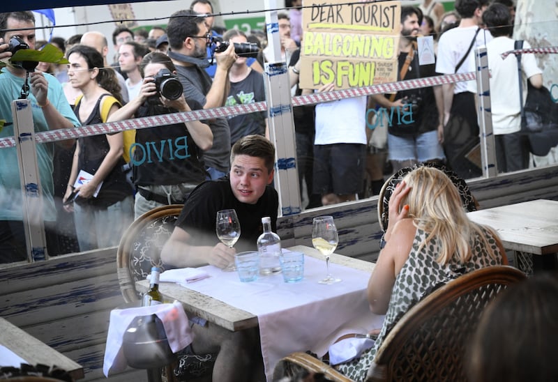 Instead of delicious food, these restaurant visitors were given a wet shower and told to jump off the balcony. (Bild: AFP or licensors)